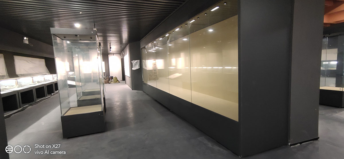 沿墙通柜-陈列展柜-书画文物展柜-北京凌智展览展示有限公司